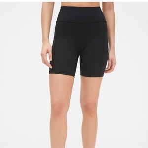 gapfit high rise 7in blackout bike shorts